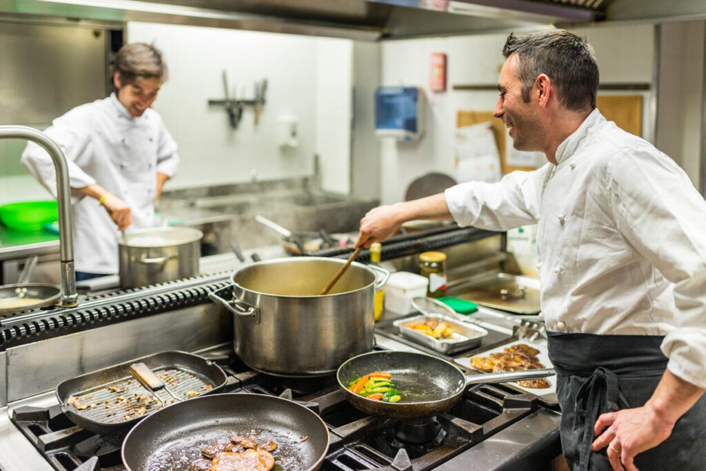 Chefs die aan het koken zijn in ons restaurant a la Albinus